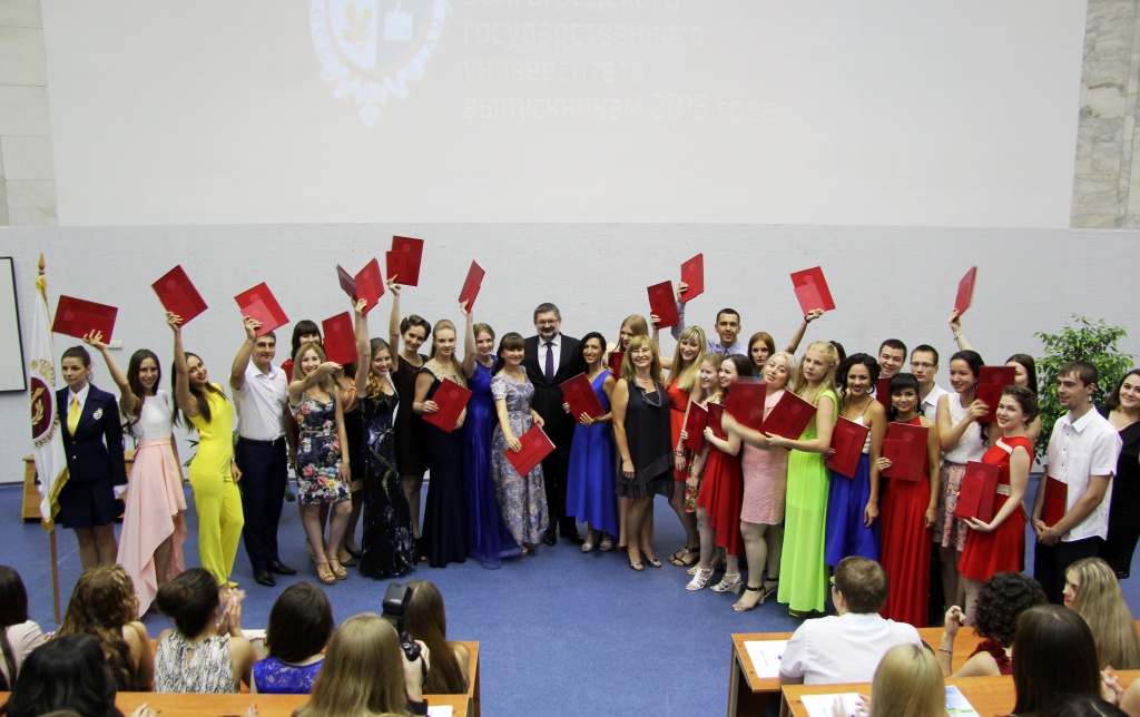 Ректор ВолГУ вручил дипломы с отличием лучшим выпускникам 2016 года (4) 7 июля.JPG